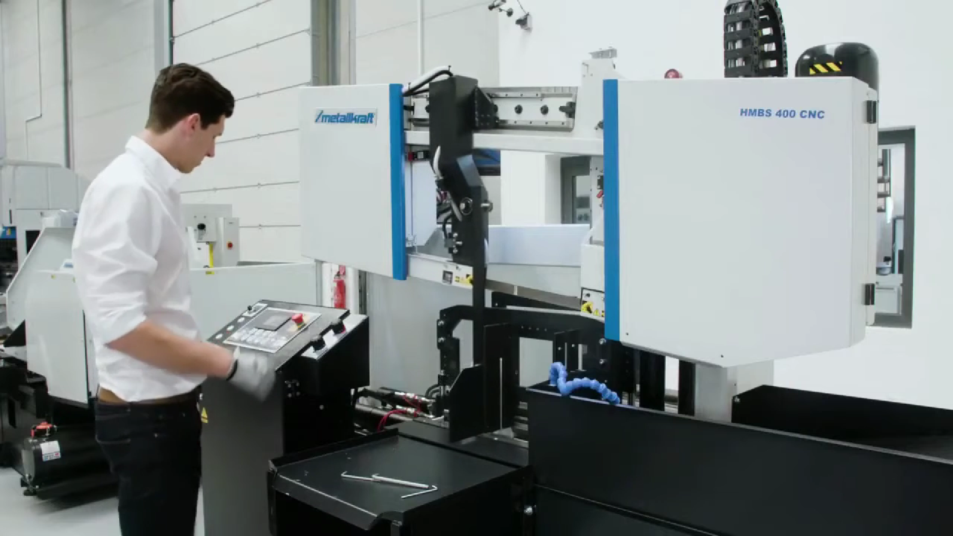 Ipari fémipari szalagfűrész vágás közben